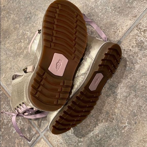 Sold out everywhere.BNWT Metallic Ugg sz 11 - Picture 4 of 5